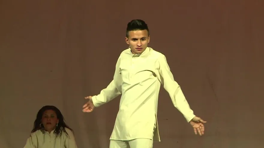 Antiguos enemigos sanan heridas con el teatro en Colombia