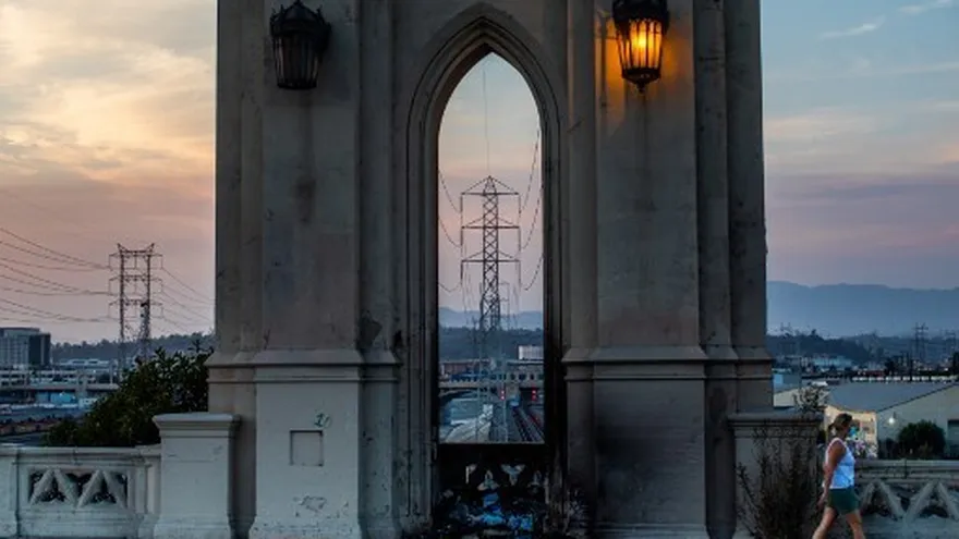 Una mujer camina en una zona de California