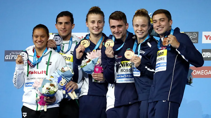 Viviana del Ángel y Rommel Pacheco (d) junto a los representantes de Francia y Estados Unidos