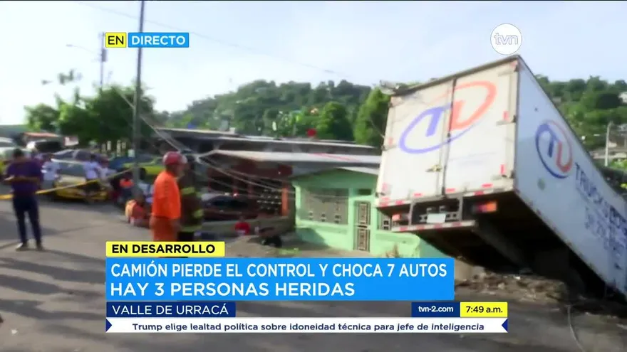 Camión se queda sin frenos y queda sobre una residencia