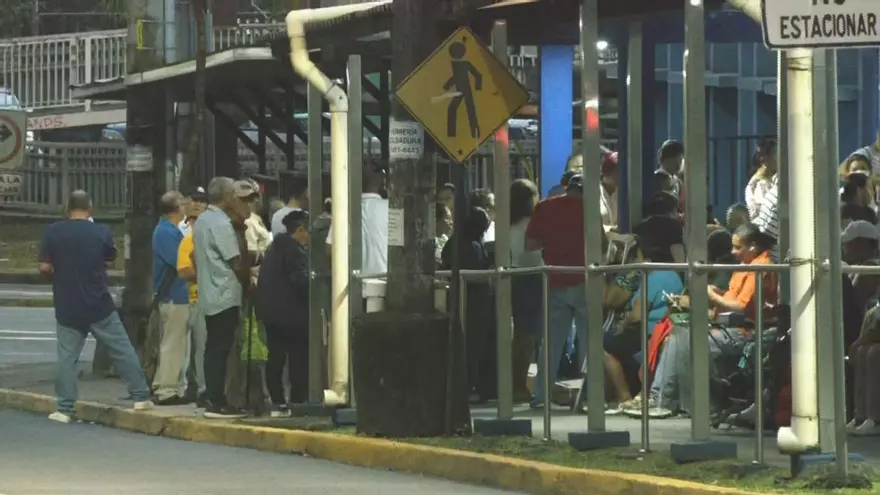 Pacientes hacen largar filas en la policlínica de Betania