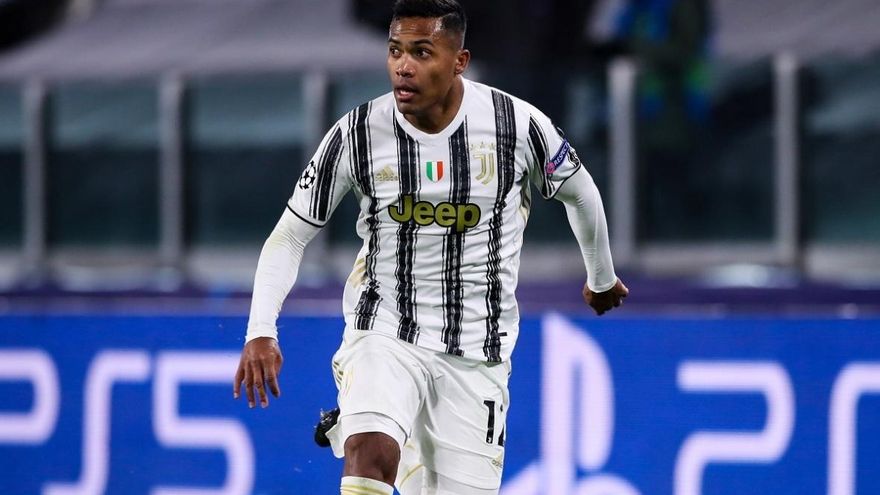 defensa brasileño de la Juventus Alex Sandro da positivo al coronavirus