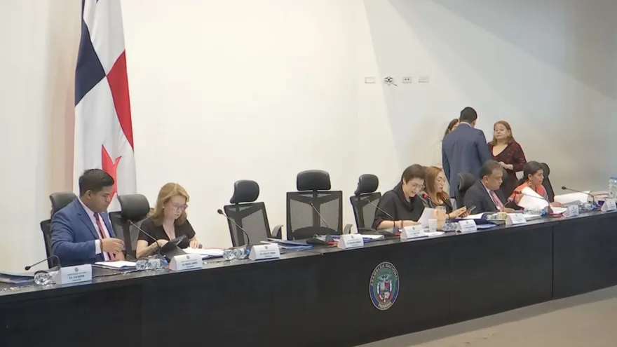 Comisión de Educación aprueba en primer debate reformas a la ley del Ifarhu para la etrega de becas y auxilios económicos.