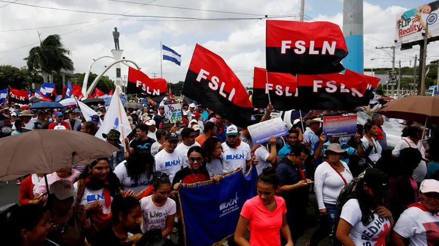 Simpatizantes del Gobierno de Daniel Ortega y el FSLN marchan desde la Rotonda Universitaria hacia la Rotonda Hugo Chávez hoy, sábado 28 de julio de 2018, en Managua (Nicaragua).