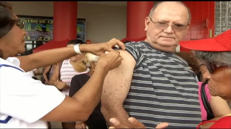 Minsa advierte que impostores están vacunando en la capital