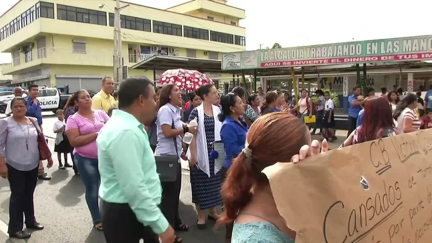 Padres de familia de escuela Victoria D’Spinay protestan