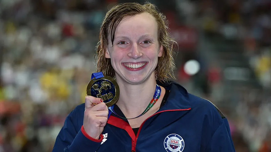 Ledecky posa con su medalla de oro.