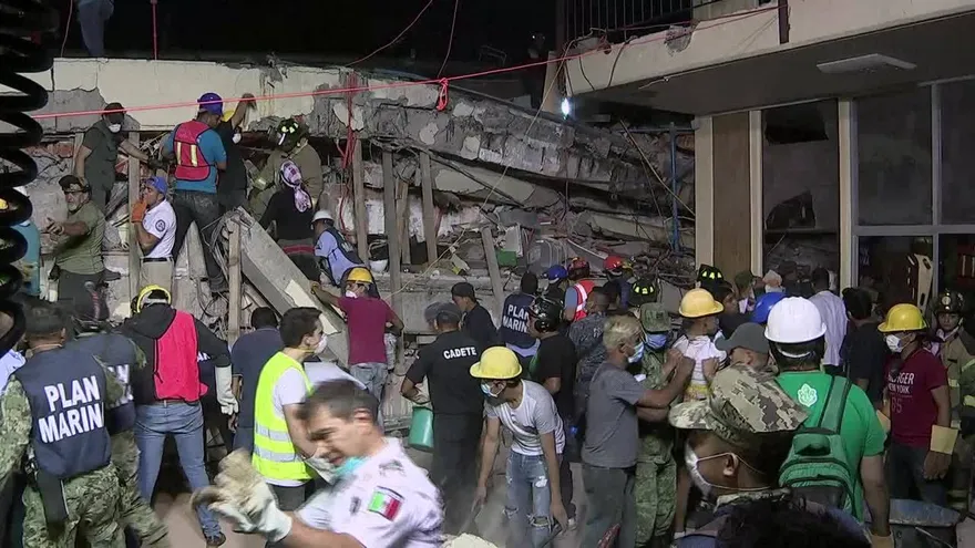 Muere una veintena de niños tras derrumbe de escuela en México