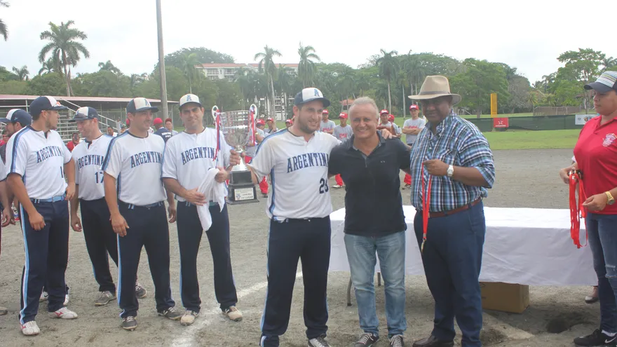 El equipo argentino recibe el trofeo de campeón