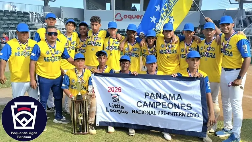 Herrera porta el banderín que le acredita como campeón nacional de béisbol junior (preintermedio)