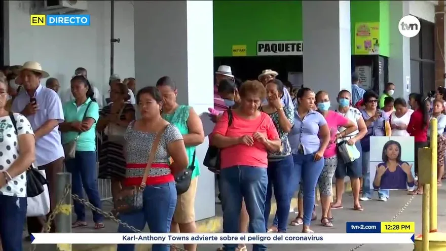 Largas filas de jubilados y personas en supermercados