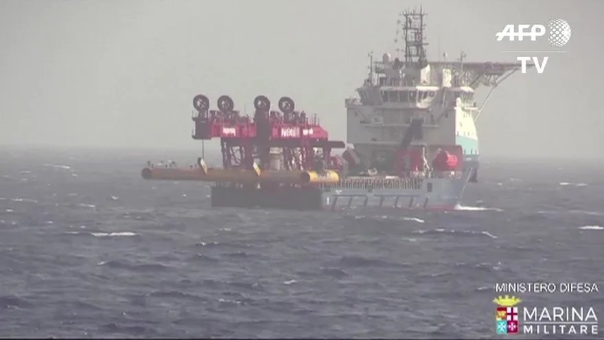 Italia trae a flote bote hundido con cientos de migrantes