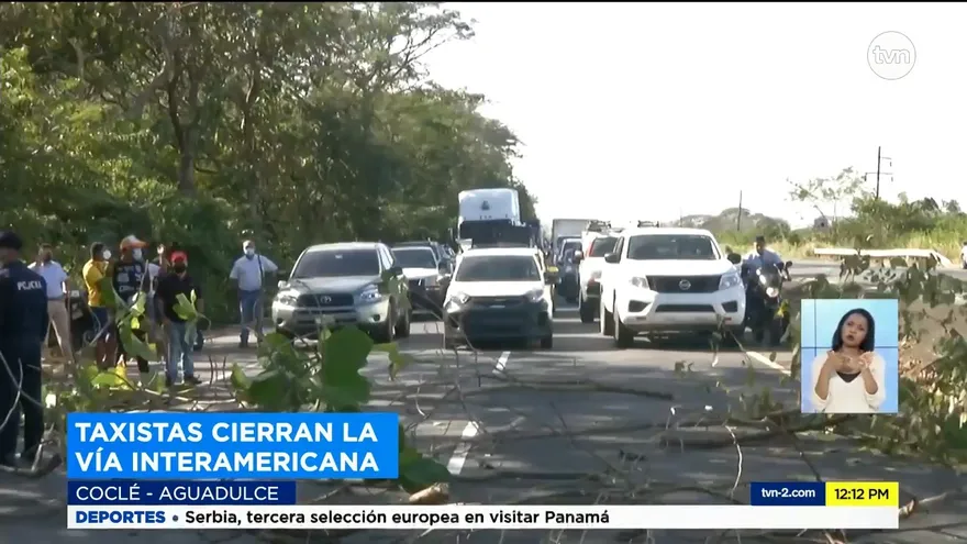 Taxistas en Aguadulce cierran la vía Interamericana