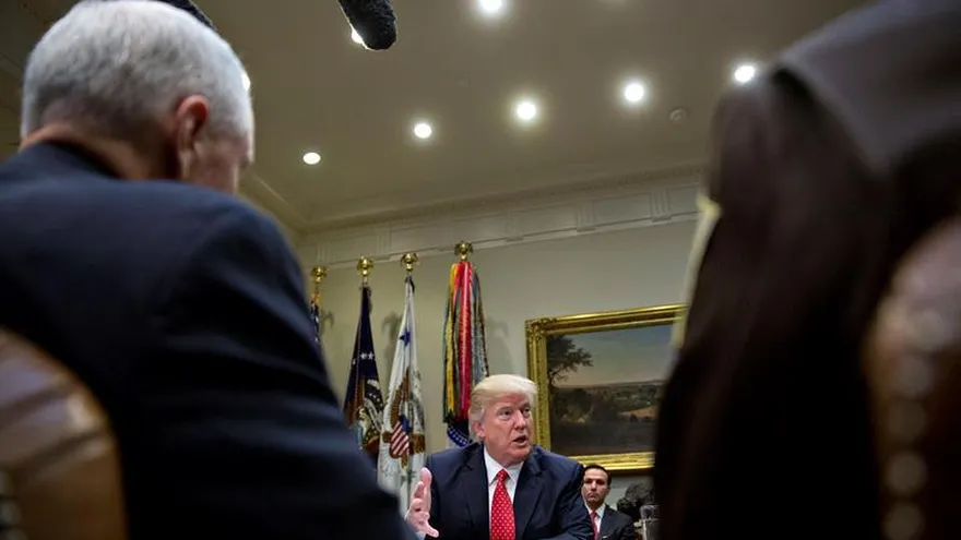 El presidente de los Estados Unidos, Donald Trump (c).