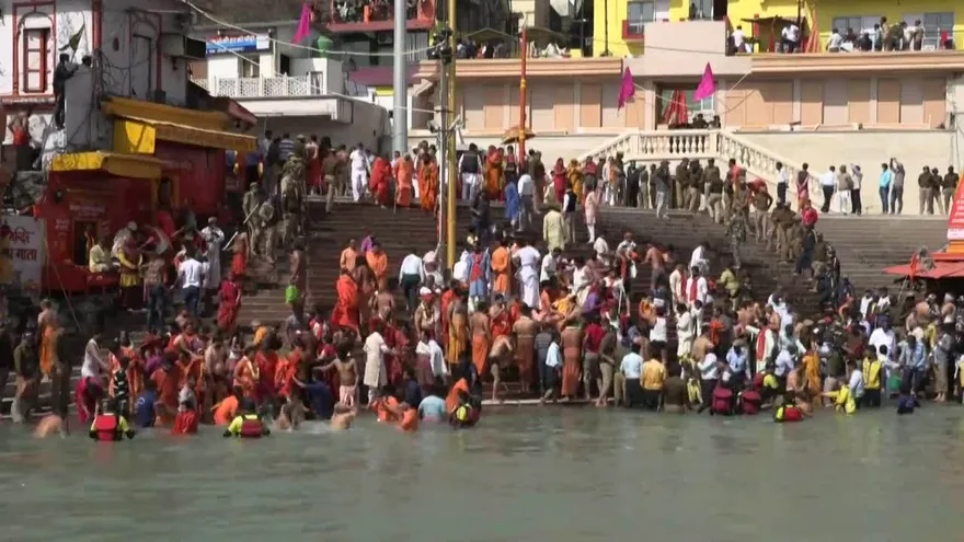 Cientos de miles de hindúes ignoran covid y se bañan en el Ganges