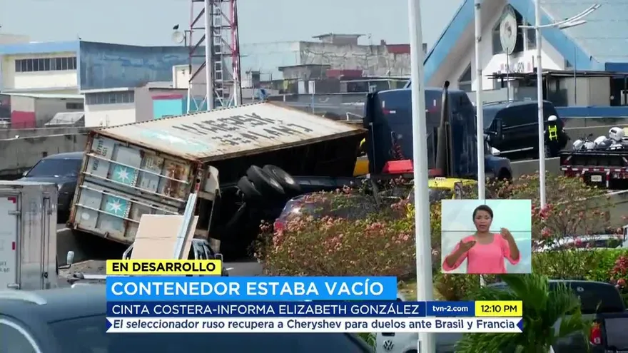 Se accidenta camión en puente  vehicular
