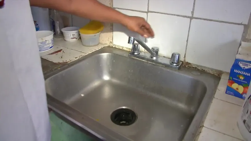 Cortan servicio de agua potable a los morosos