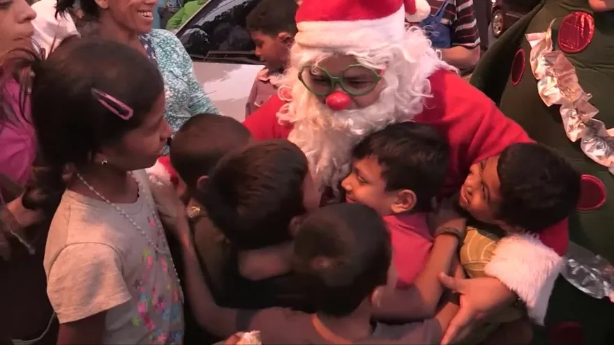 “¡Danos comida!, gritan a Santa Claus en las calles de Caracas