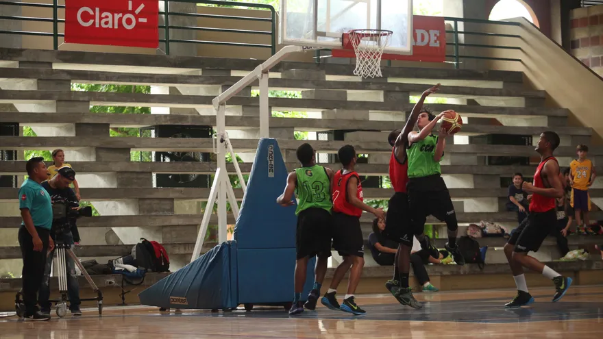 Acción de la Liga de Baloncesto Kiwanis, rama masculina