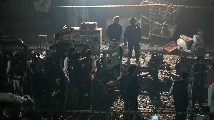 Agentes de policía y personal de seguridad custodian el perímetro de seguridad que delimita la zona de la explosión