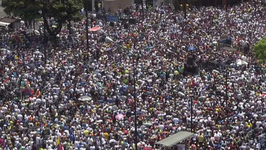 Guaidó recibe masivo apoyo y Maduro promete mano dura