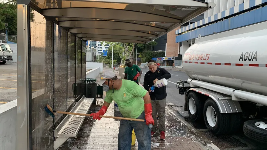 Alcaldía capitalina realiza trabajos de limpieza en distintas paradas de buses