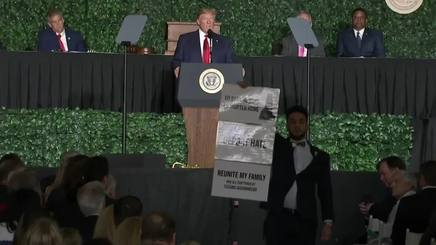 Discurso de Trump boicoteado e interrumpido en medio de acusaciones de racismo