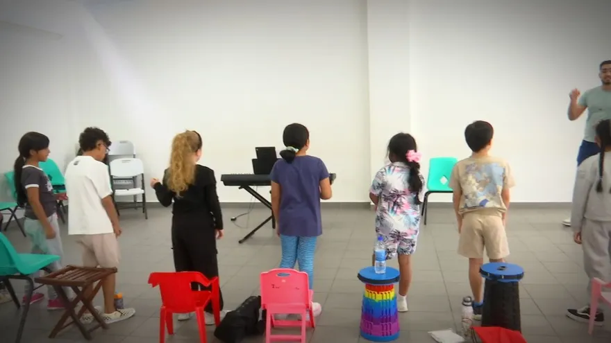 Niños en clases de música y canto.