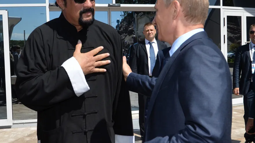El presidente ruso, Vladímir Putin (dcha) conversa con el actor estadounidense Steven Seagal (izq) durante la visita a un oceanográfico en Russky Island, cerca de Vladivostok , Rusia.