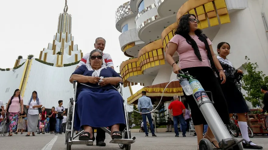 Seguidores de la iglesia La Luz del Mundo que tiene su base en Guadalajara estado de Jalisco apoya a su lider encarcelado en EEUU bajo cargos de abuso de menores y trata.