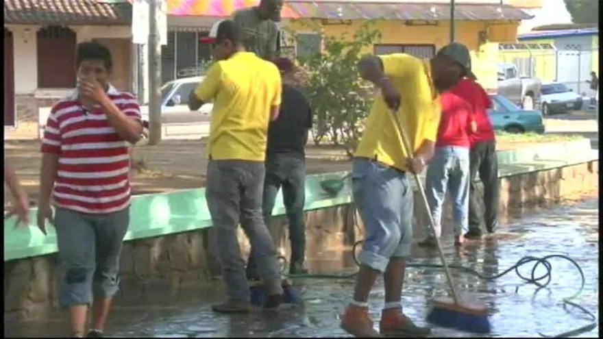 Personal del municipio de Los Santos limpian parque donde se celebraron los carnavales