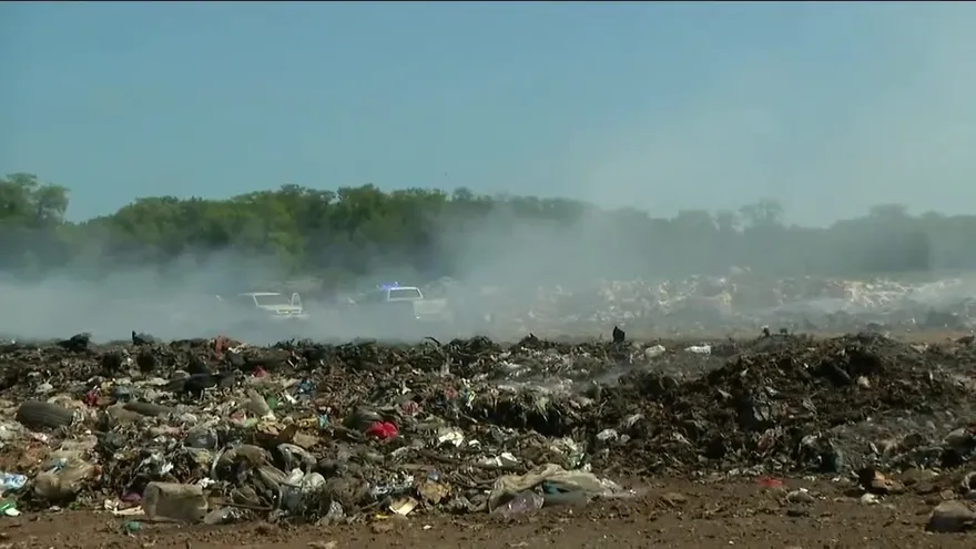 Bomberos de Panamá ayudan a combatir incendio en vertedero de Chitré