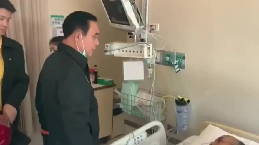 Primer ministro tailandés visita a víctimas del tiroteo