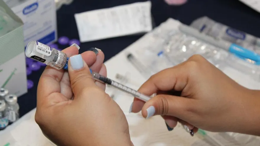 Aplicación de dosis de refuerzo contra el Covid-19.