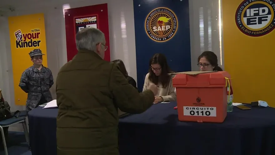 Uruguayos votan en elección en las que la izquierda se juega cuarto mandato consecutivo