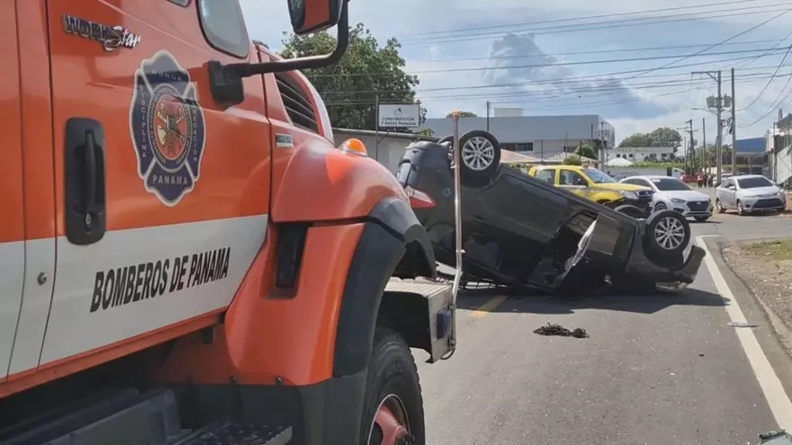 Bomberos atiendes emergencias por accidentes de tránsito.