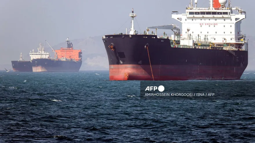Barco atrapados en el Golfo Pérsico ante el cierre del Estrecho de Ormuz.