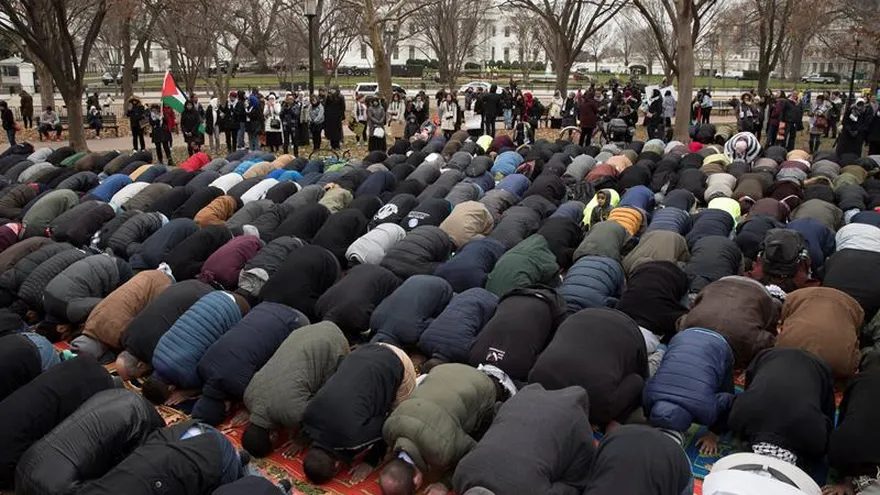 Musulmanes rezan en el Parque del Presidente cerca de la Casa Blanca en Washington DC (Estados Unidos) hoy, 8 de diciembre de 2017.