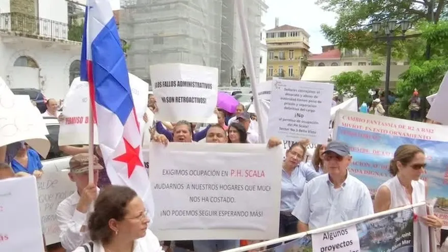 Residentes de Bella Vista protestan frente al Concejo Municipal