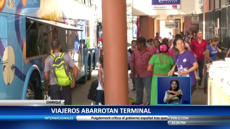 Viajeros abarrotan la Terminal de David