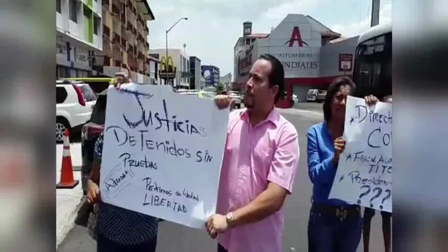 Familiares de exfuncionarios de Aduanas detenidos protestan