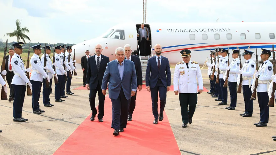 Llegada del presidente José Raúl Mulino a Asunción, Paraguay.