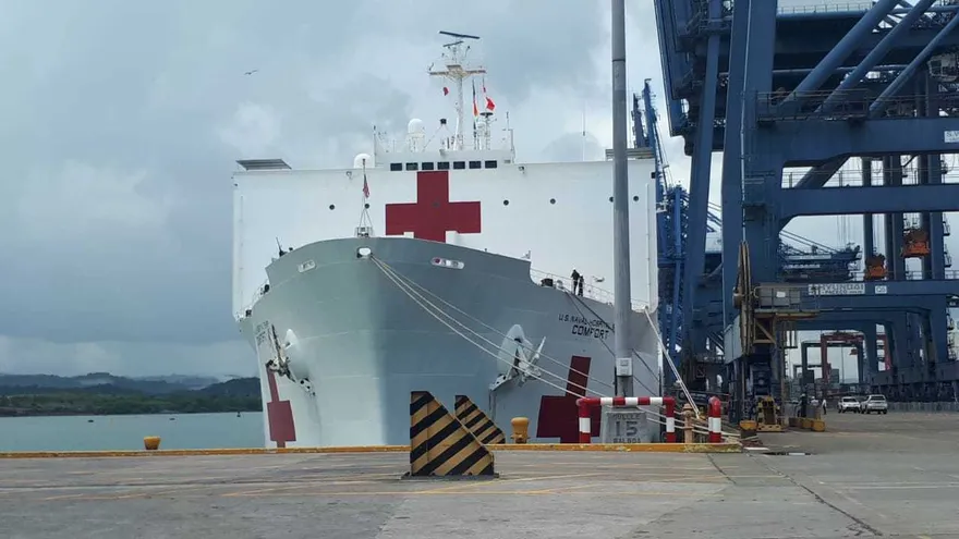 El buque hospital estadounidense USNS Comfort en el Muelle 16 de Balboa.