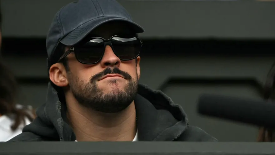 Bad Bunny observando un partido de Novak Djokovic en Wimbledon