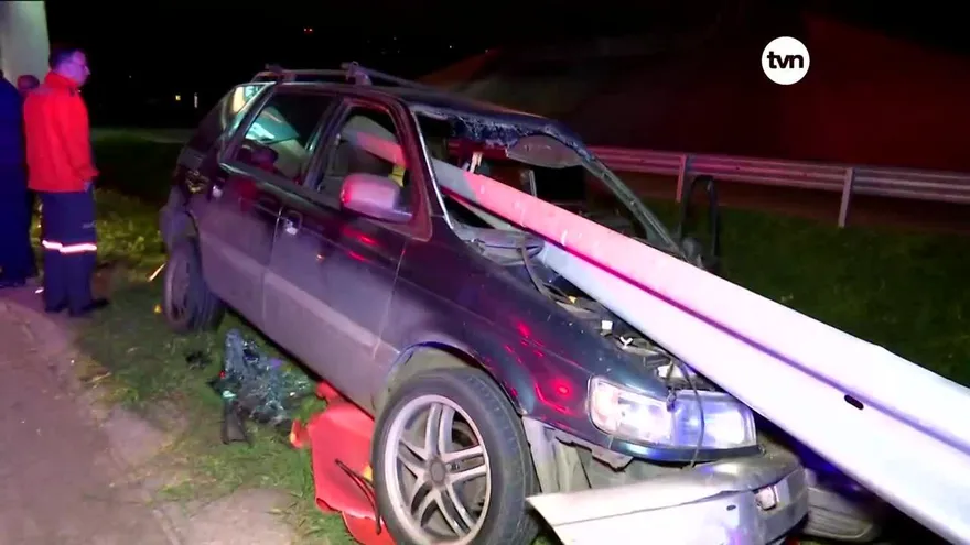 Conductor casi muere tras colisionar contra una baranda de seguridad