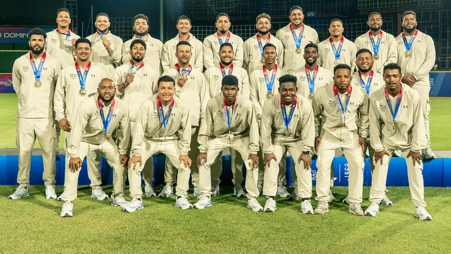 Jugadores de la Selección de Béisbol de Panamá posan con la medalla de oro de los Juegos Centroamericanos y del Caribe 2026