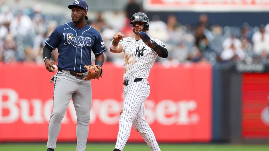 José 'Chema' Caballero (d) celebra tras robarse la segunda base en el partido entre Rays y Yankees