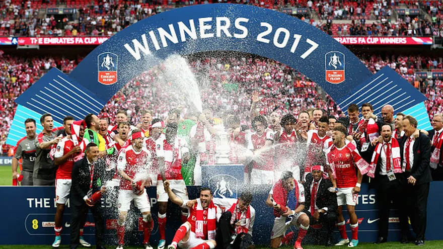 Integrantes del Arsenal rocían champaña durante la celebración de la conquista de la Copa de Inglaterra