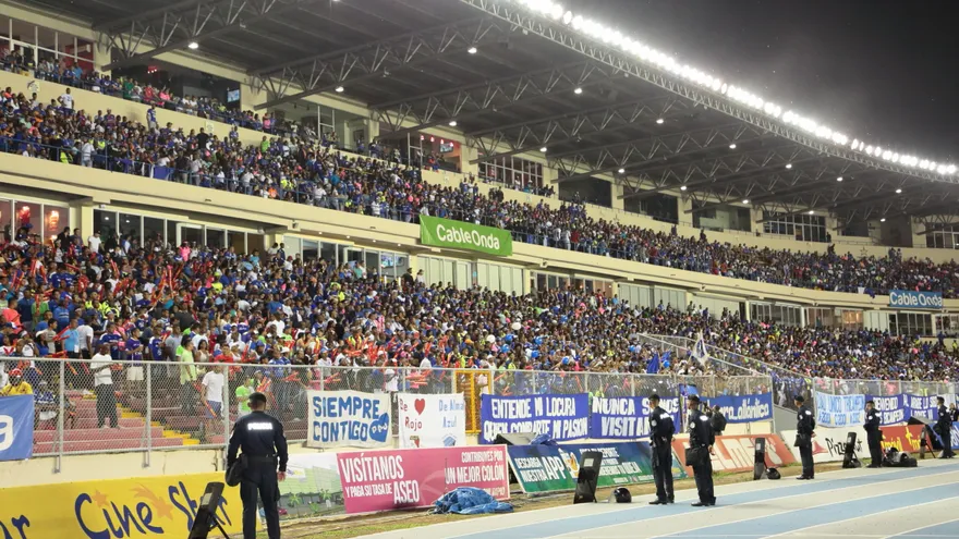 Las barras del Árabe Unido el Tauro FC respaldaron masivamente a sus equipos