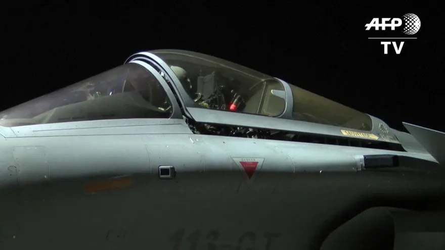 Francia bombardea por primera vez Siria